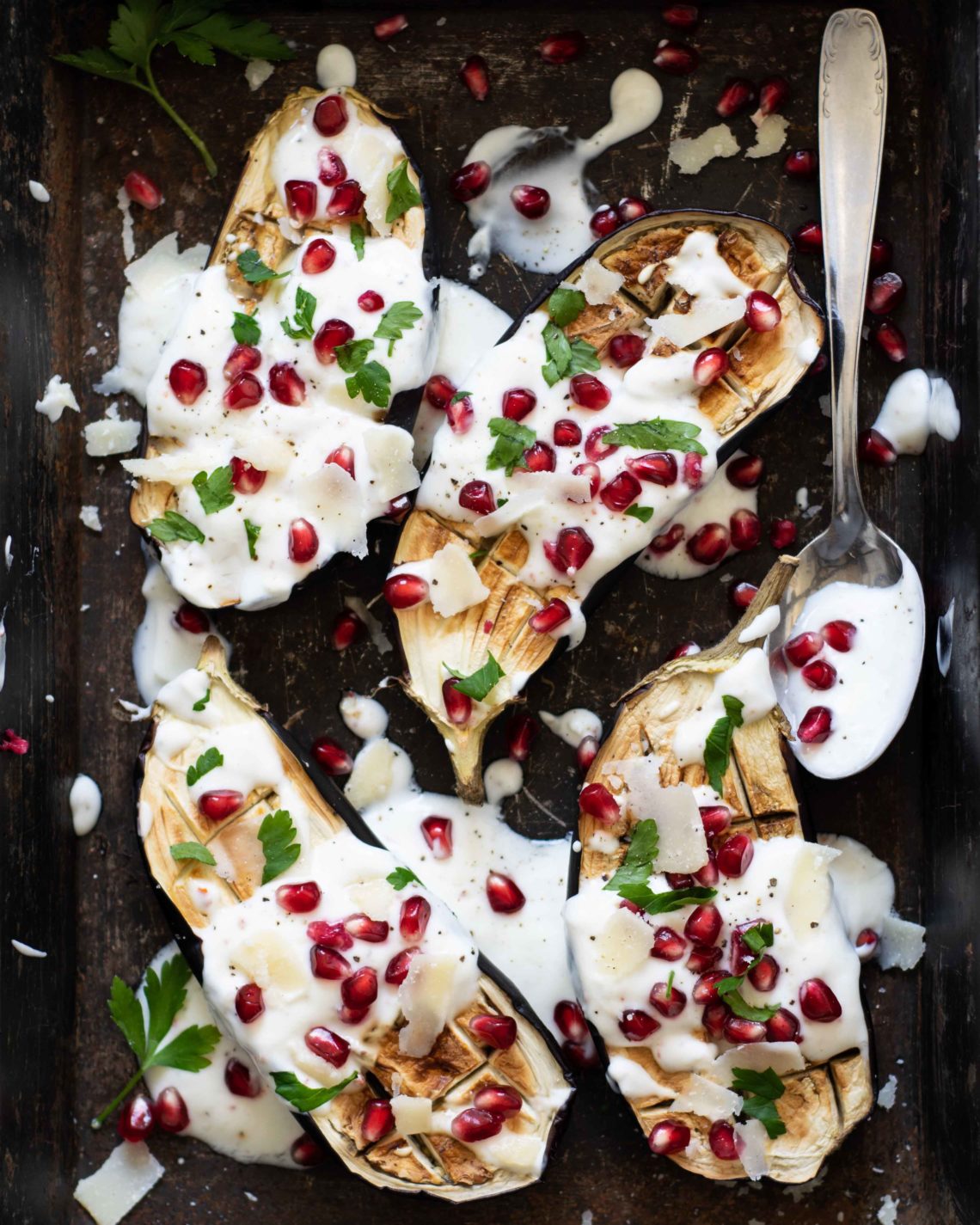 Gebackene Aubergine mit Joghurtsoße, Granatapfel und Parmesan ...