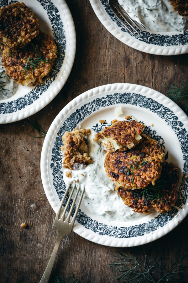 Grünkernfrikadellen mit Joghurt-Dill-Soße - Kochstübchen Grünkernfrikadellen mit Joghurt-Dill-Soße - Kochstübchen