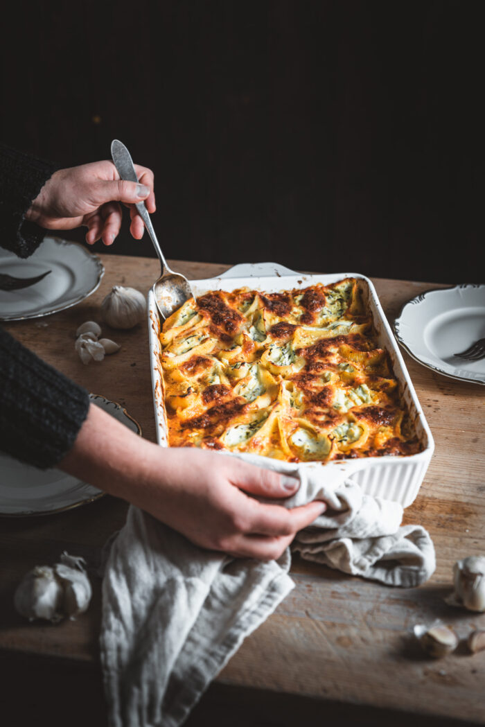 Muschelnudeln mit Ricotta-Zucchini-Füllung in Tomatensoße